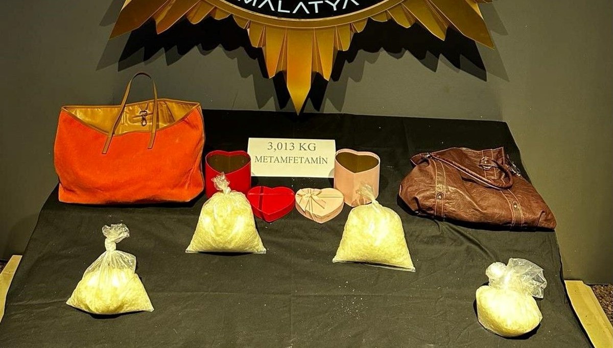 Kadın yolcu 3 kilo uyuşturucuyla yakalandı Kadın yolcu 3 kilo uyuşturucuyla yakalandı