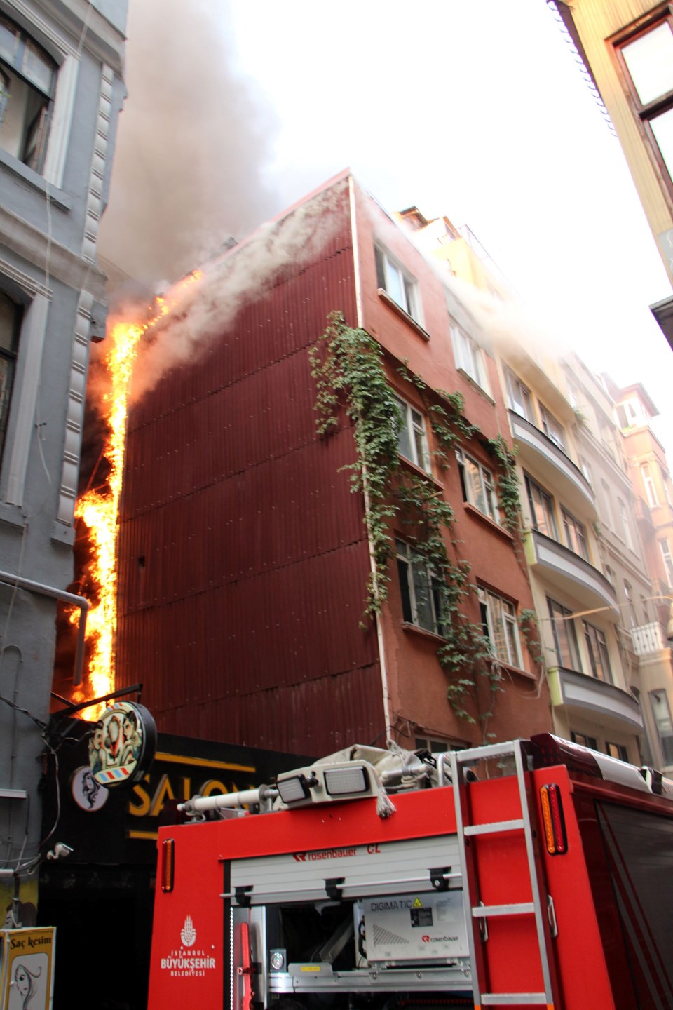 Beyoğlu'nda otelde yangın - 1