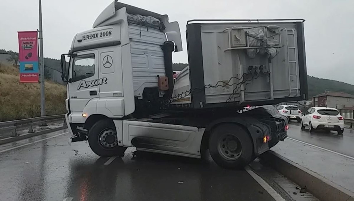 TIR refüjde asılı kalınca yol trafiğe kapatıldı