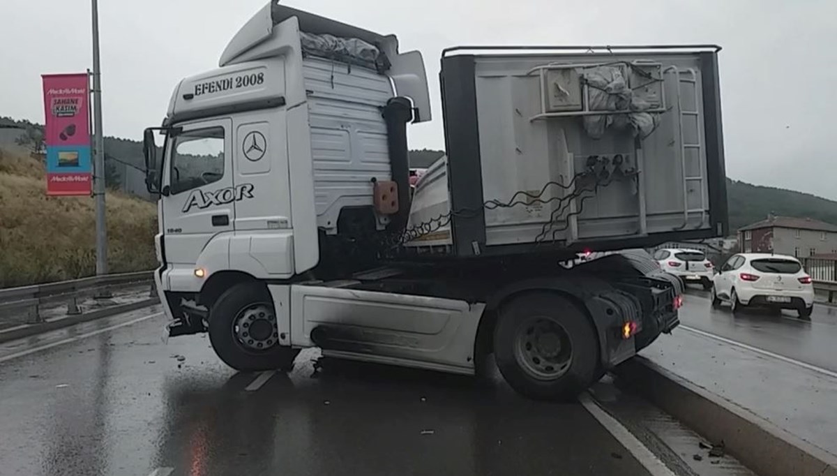 TIR refüjde asılı kalınca yol trafiğe kapatıldı TIR refüjde asılı kalınca yol trafiğe kapatıldı