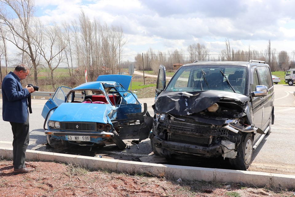 Kütahya'da minibüs ile otomobil çarpıştı: 2 ölü, 2 yaralı - 1