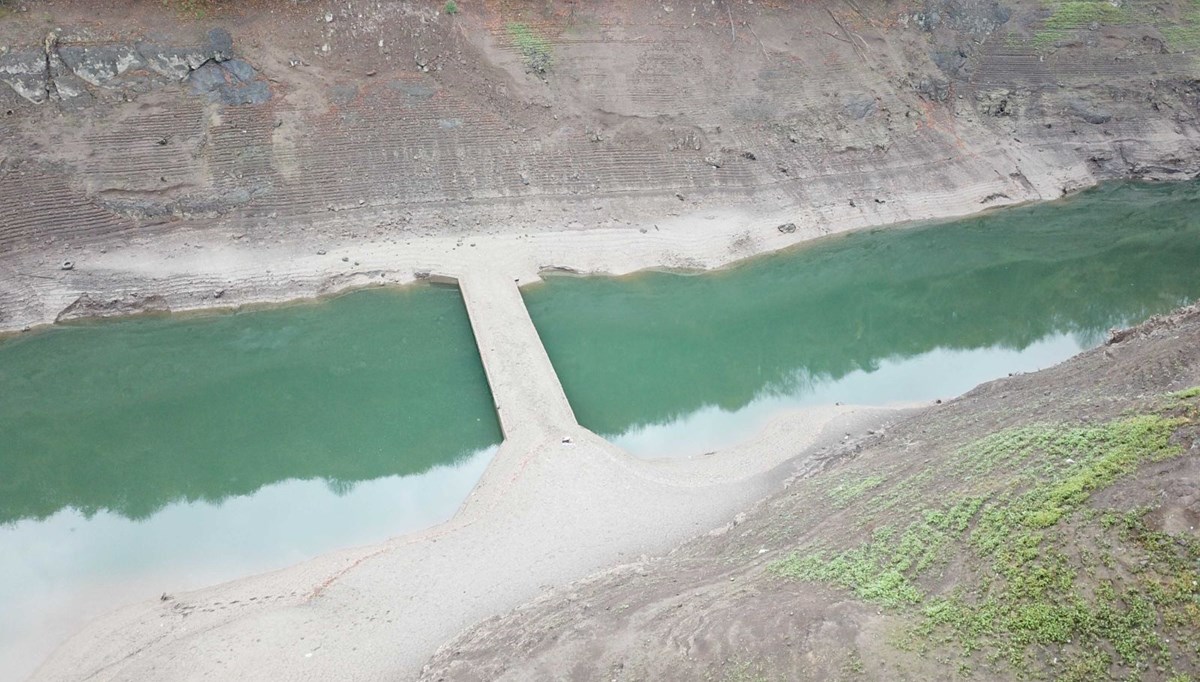 Yuvacık Barajı'nda su seviyesi azaldı, köprü ortaya çıktı