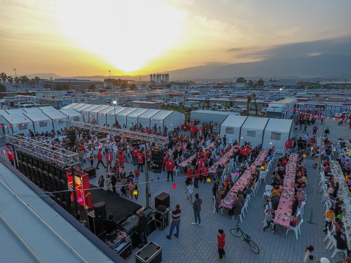 Kızılay, iftar sofraylarıyla dayanışmayı yaşatıyor.