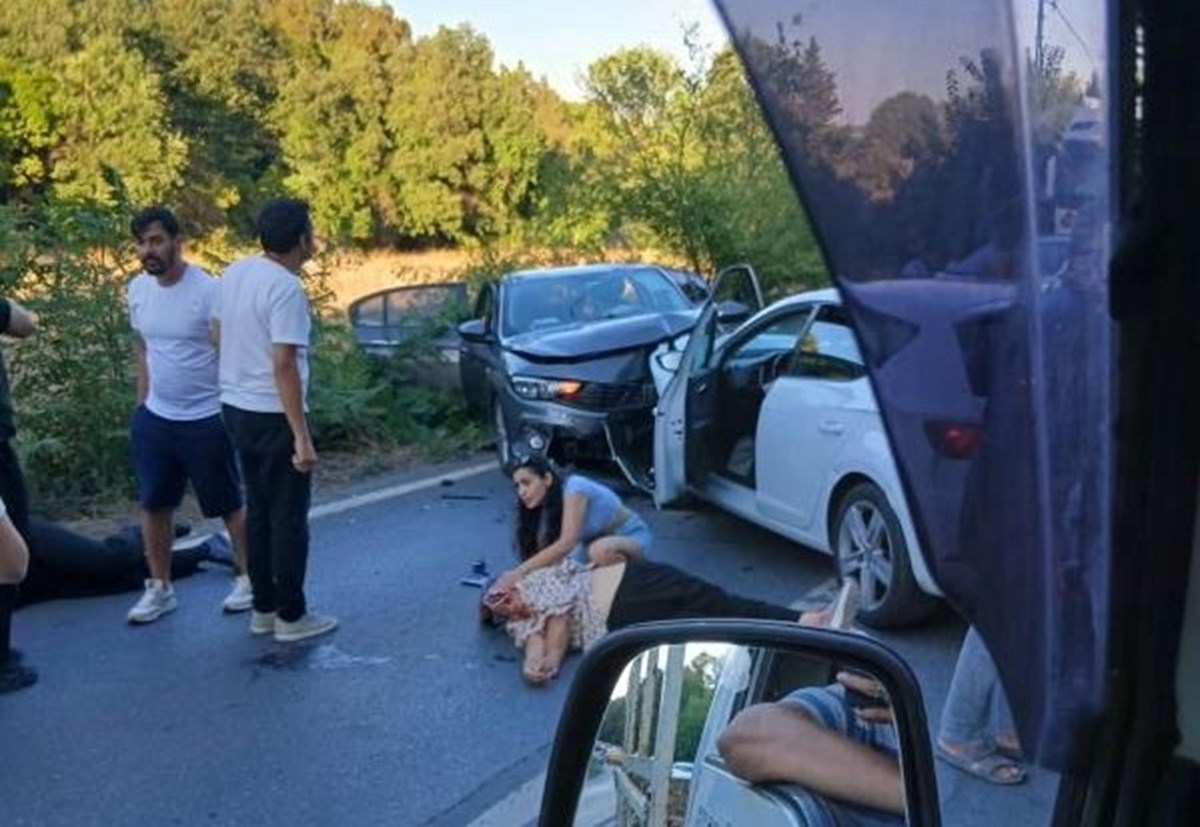 Kaza yeri o yoldan geçen sürücüler tarafından görüntülendi Kaza yeri o yoldan geçen sürücüler tarafından görüntülendi