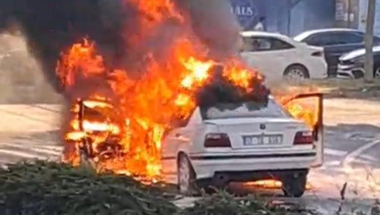 Çorlu'da otomobil alev alev yandı