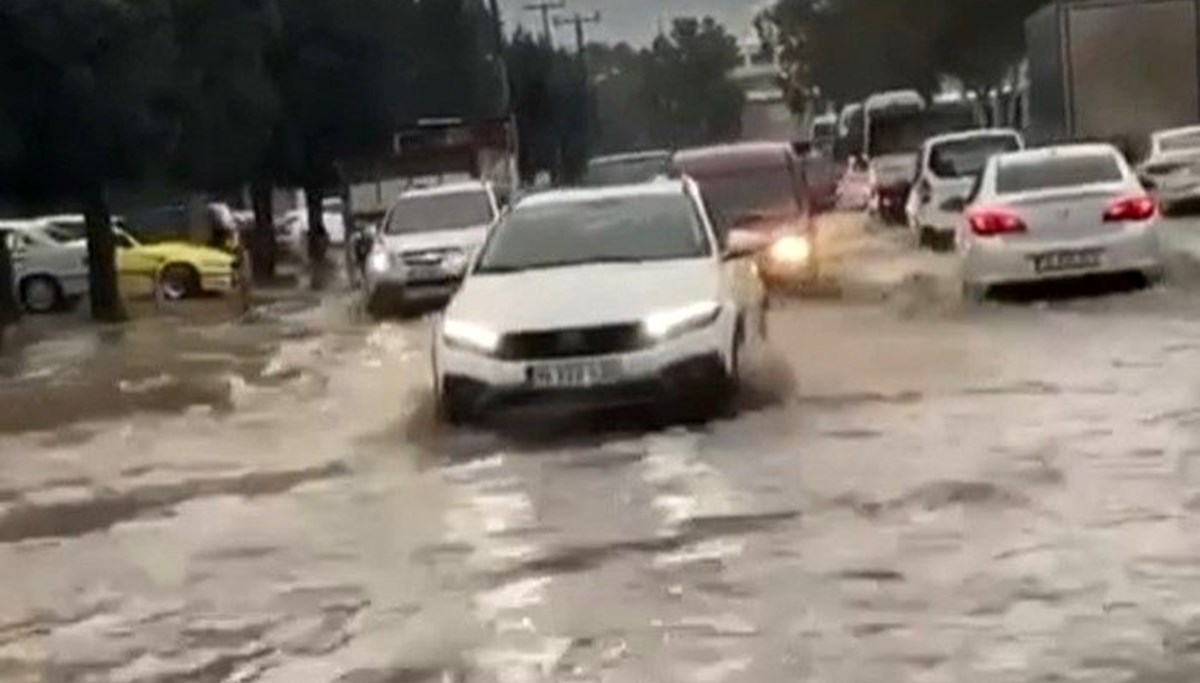 İzmir'de sağanak: Yollar göle döndü İzmir'de sağanak: Yollar göle döndü