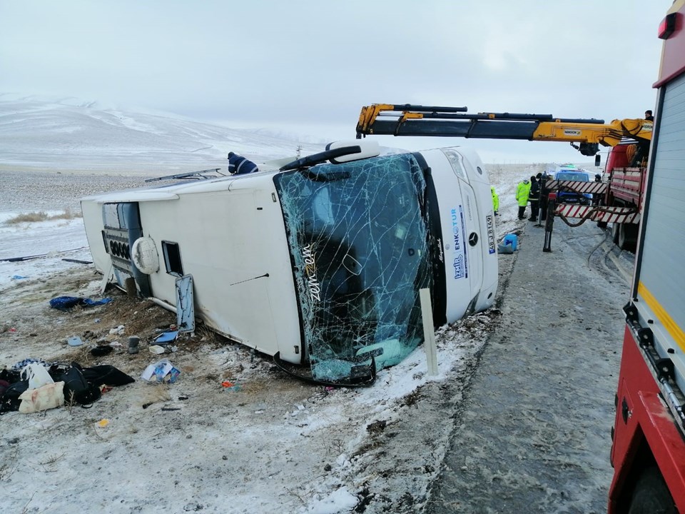 Konya'da buzlanma nedeniyle yoldan çıkan otobüs devrildi: 6 ölü, 41 yaralı - 1