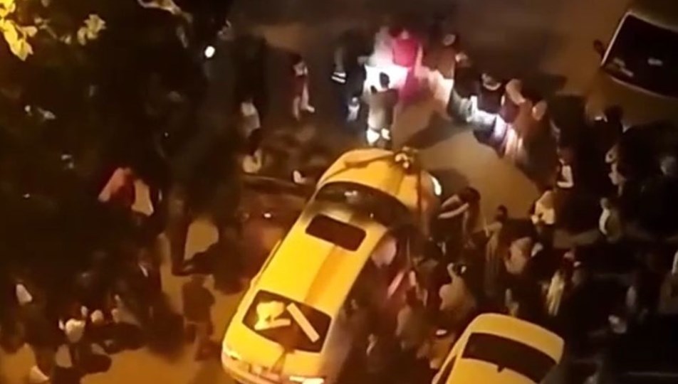 Corona önlemleri yine hiçe sayıldı: Maskesiz mesafesiz gelin alma