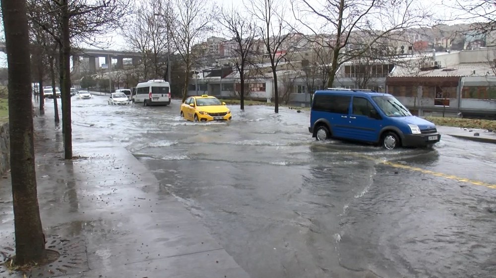 İstanbul'da su borusu patladı, moto kurye açılan çukura düştü - 12