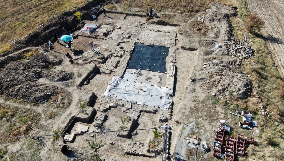 Tarlada 84 metrekarelik alanda keşif: Önce Roma dönemine ait mozaik, ardından duvarlar ortaya çıktı Tarlada 84 metrekarelik alanda keşif: Önce Roma dönemine ait mozaik, ardından duvarlar ortaya çıktı