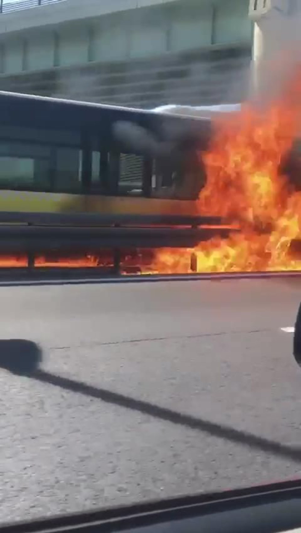 İstanbul'da metrobüste korkutan yangın - 2