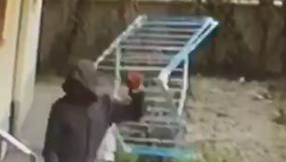 Eve giremeyince balkondaki çamaşır askılığını çaldı
