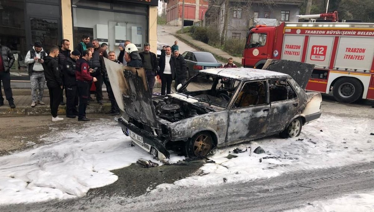 Trabzon'da araç sokak ortasında alev alev yandı