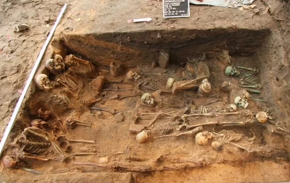Avrupa'nın en büyük toplu mezarı bulundu - 1