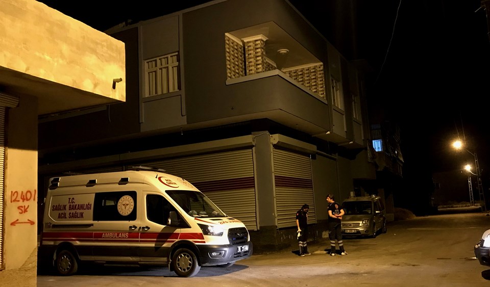 Adana'da karısını ve çocuklarını döven şüpheli, kapısı kırılarak girilen evde yakalandı - 1