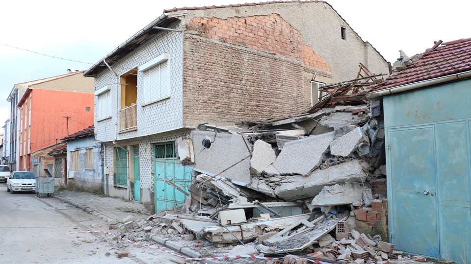 Eskişehir'de 2 katlı boş bina çöktü - 1
