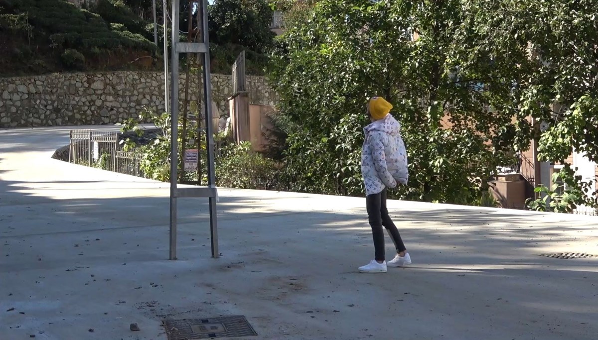 ''Ortada direk var yandan geç'': Yolun ortasında direk unuttular