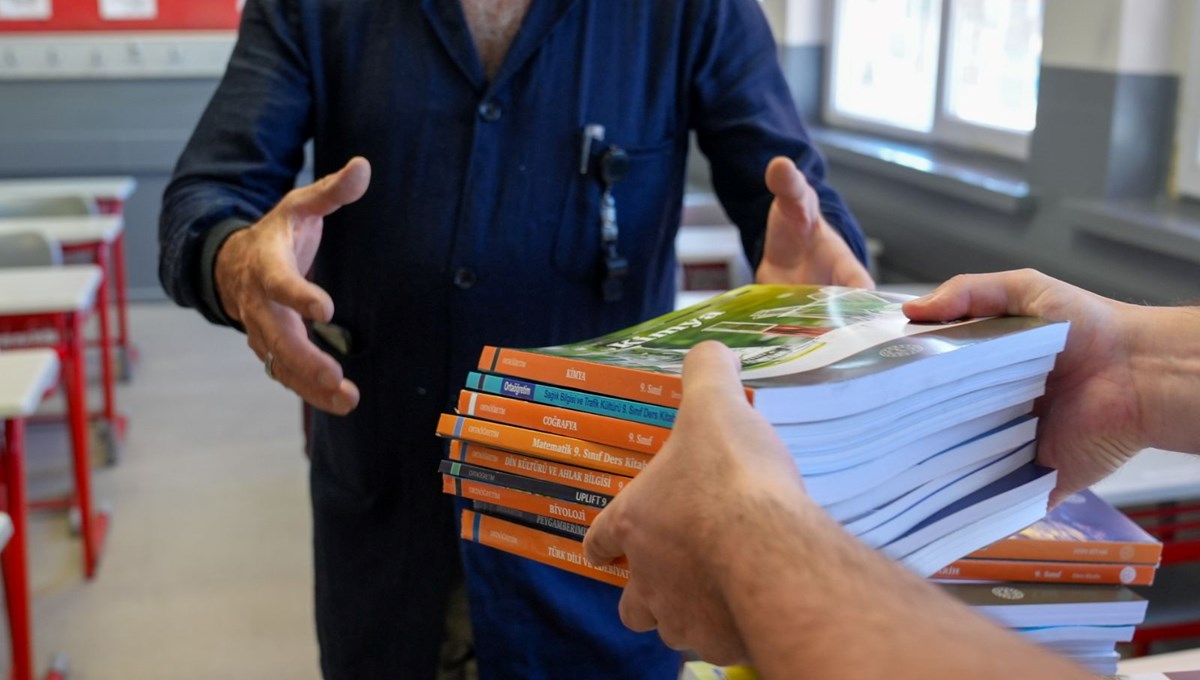 Ders kitapları yerini aldı! Yeni müfredatın kitapları da sırada Ders kitapları yerini aldı! Yeni müfredatın kitapları da sırada