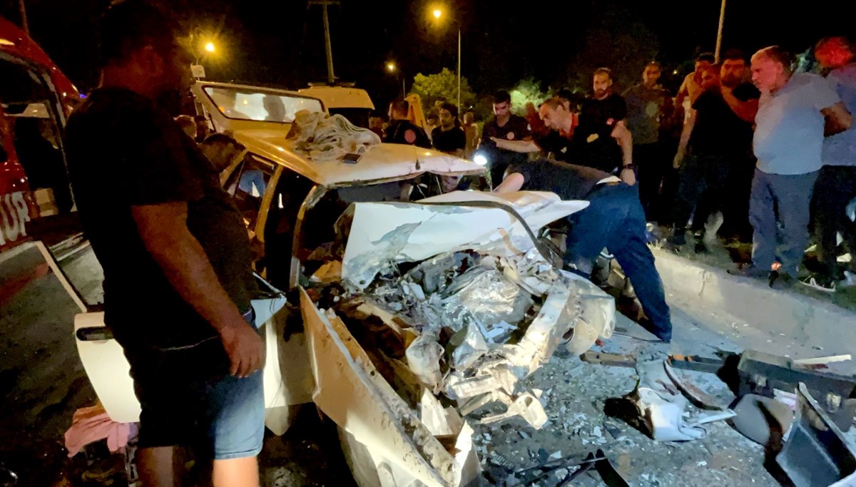Adana'da otomobil servis aracına çarptı: 1'i ağır 6 yaralı