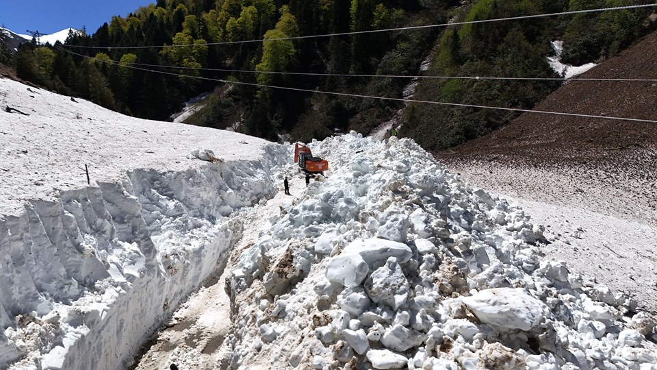 Yayla yollarında karla mücadele devam ediyor - 1