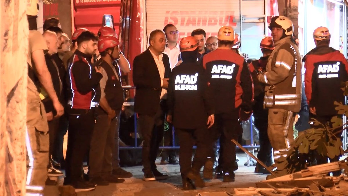 Binanın çökmesi sonrası ekipler, enkaz altında kalan kişilerin olma ihtimaline karşın arama yaptı. Binanın çökmesi sonrası ekipler, enkaz altında kalan kişilerin olma ihtimaline karşın arama yaptı.