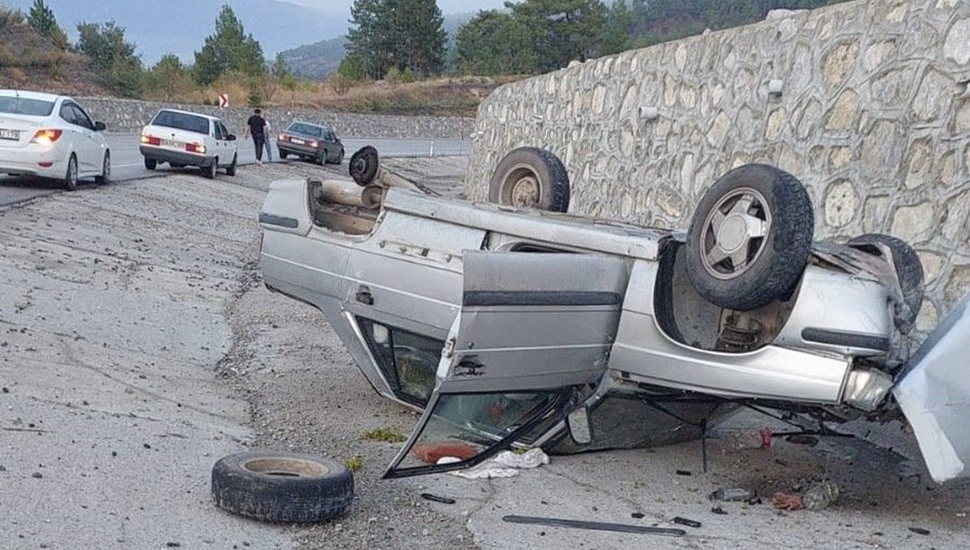 Sağanak kaza getirdi: Otomobil takla attı