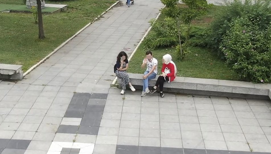 Maskesiz şekilde drone'a el salladılar, cezadan kurtulamadılar