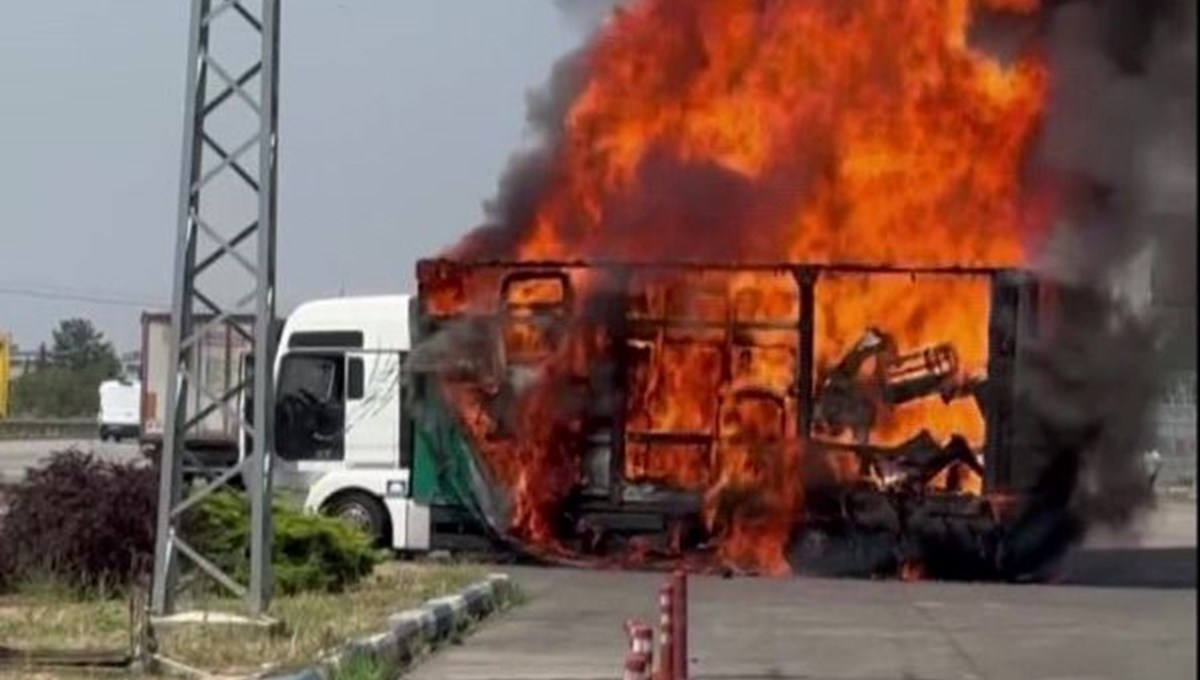 Mobilya yüklü TIR alev alev yandı