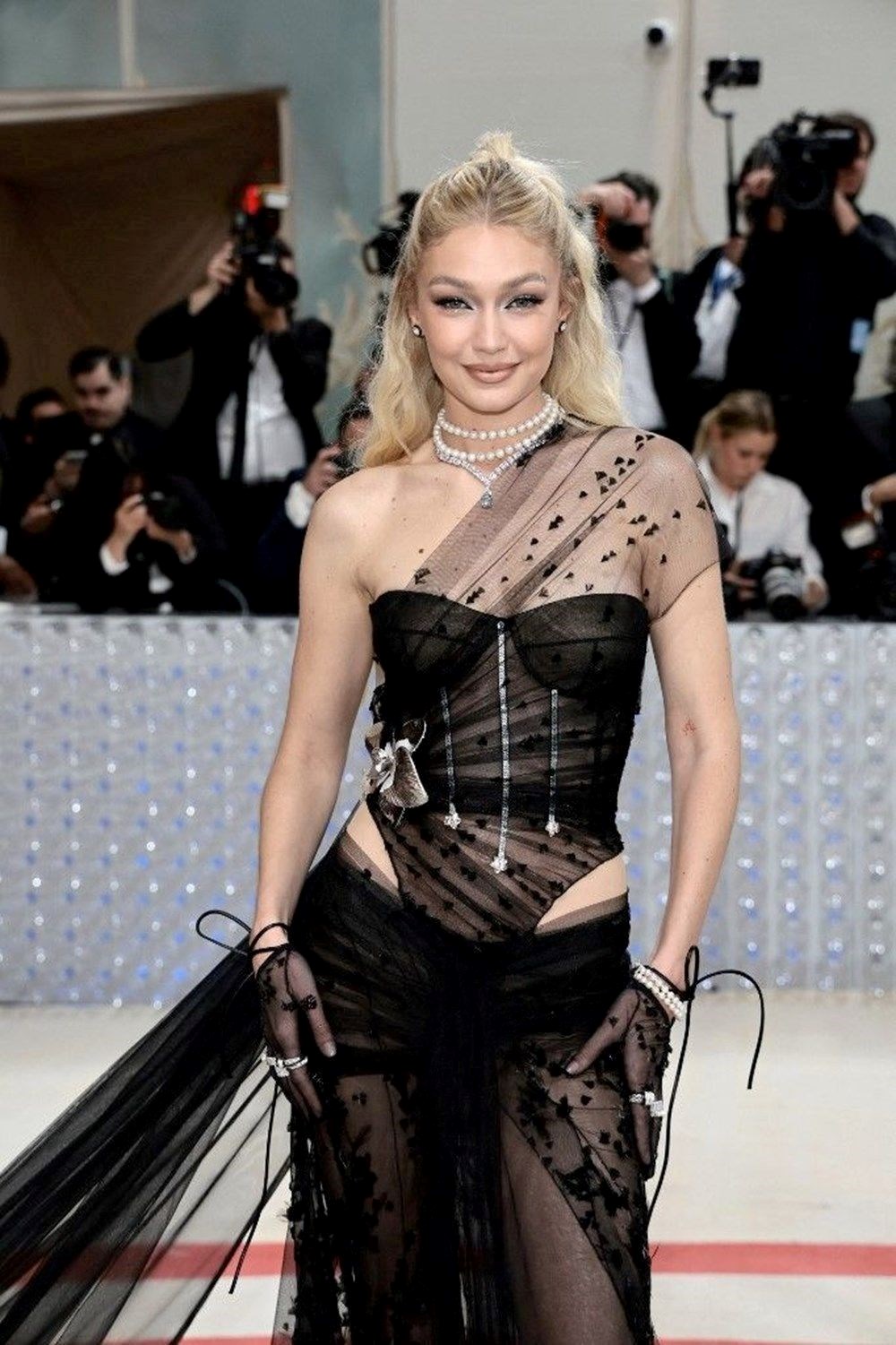 Gigi Hadid koli bandından yapılan elbisesiyle gündem oldu - 4