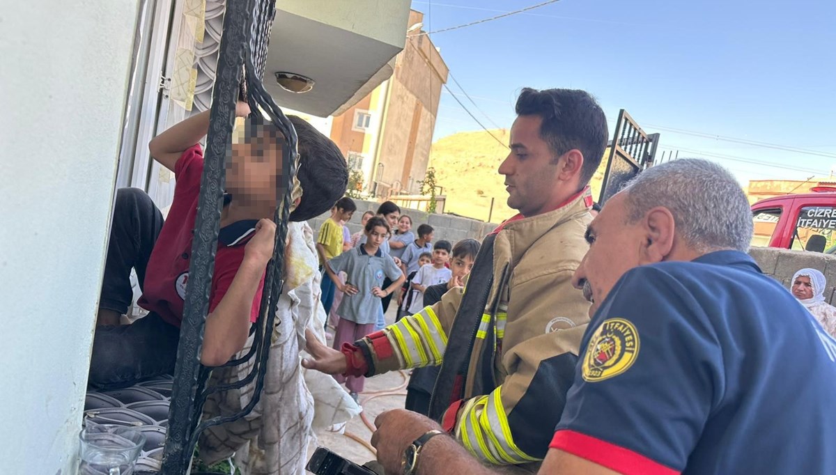 Kafasını korkuluğa sıkıştırdı: İtffaiye ekipleri kurtardı