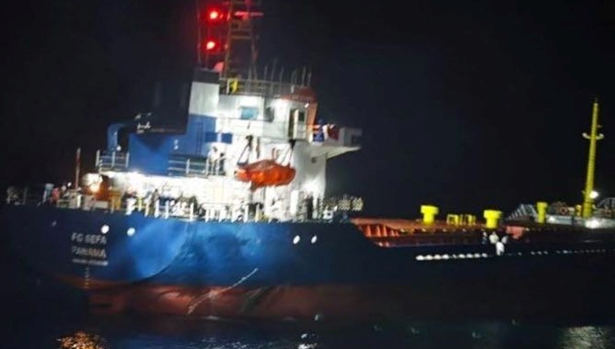 Çanakkale Boğazı'nda arızalanan yük gemisi demirletildi Çanakkale Boğazı'nda arızalanan yük gemisi demirletildi