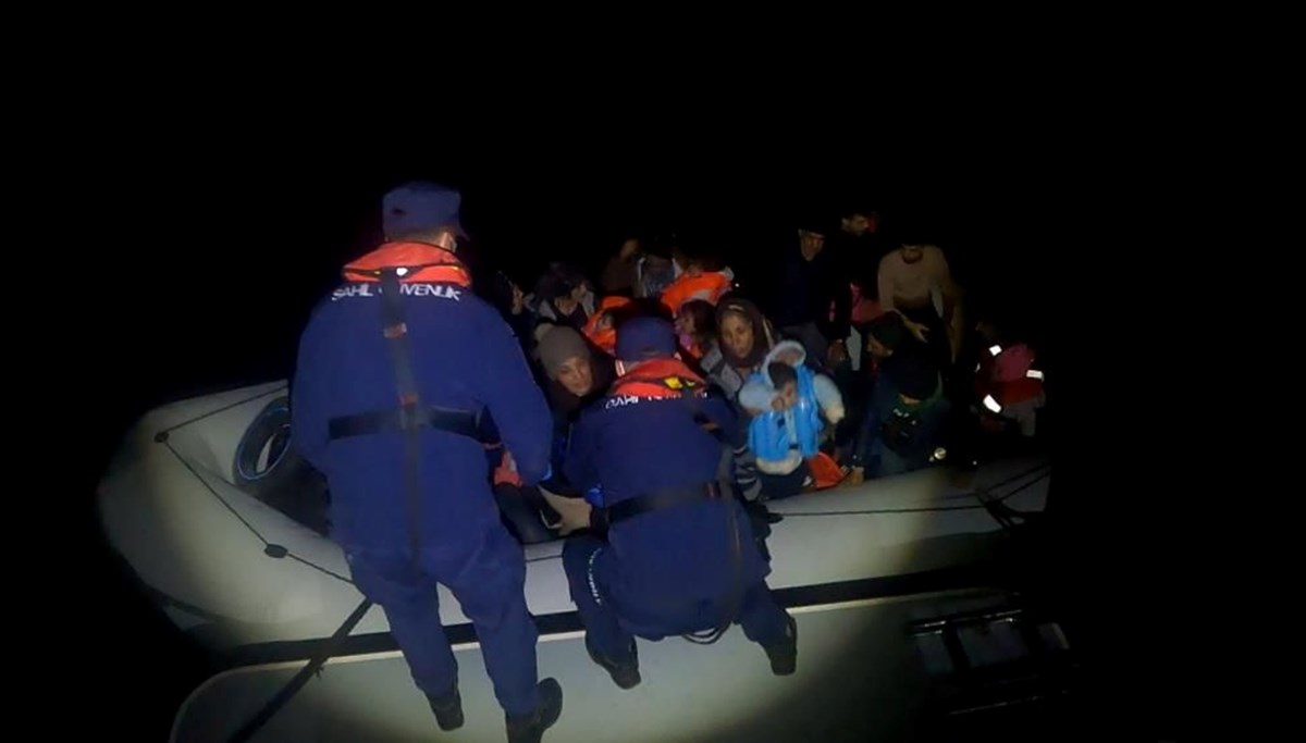 İzmir açıklarındaki 145 göçmen karaya çıkarıldı