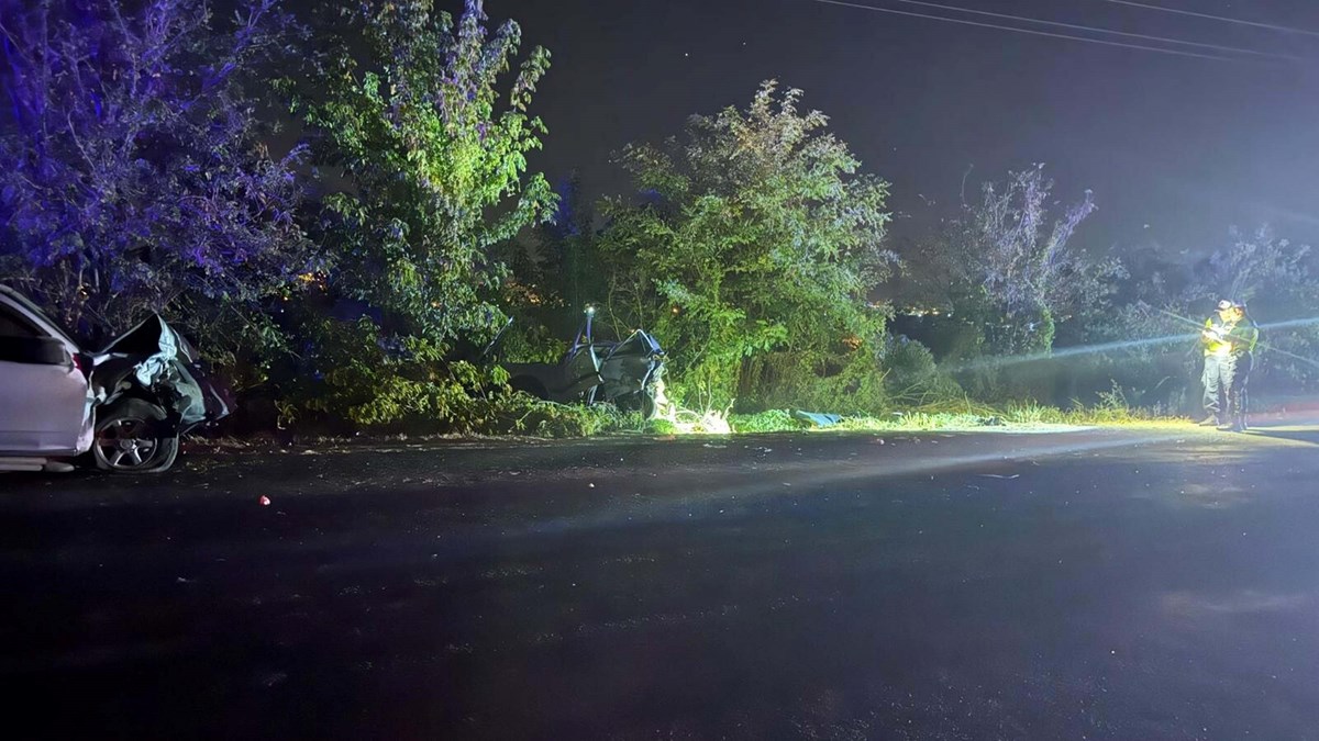 Otomobil tali yoldan ana yola çıkarken kaza meydana geldi.