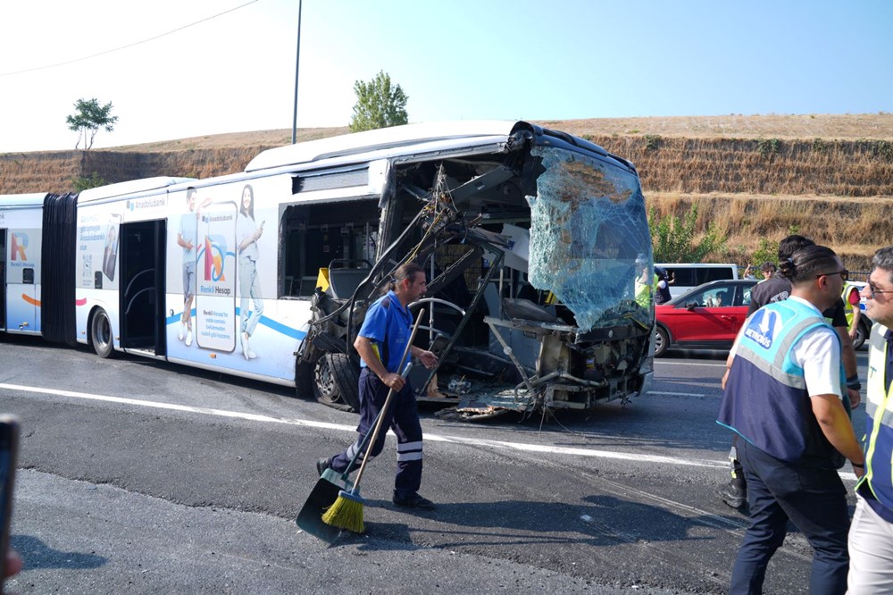 SON DAKİKA HABERİ: Küçükçekmece'de metrobüs kazası: 1 ölü, 4'ü ağır 35 yaralı - 6