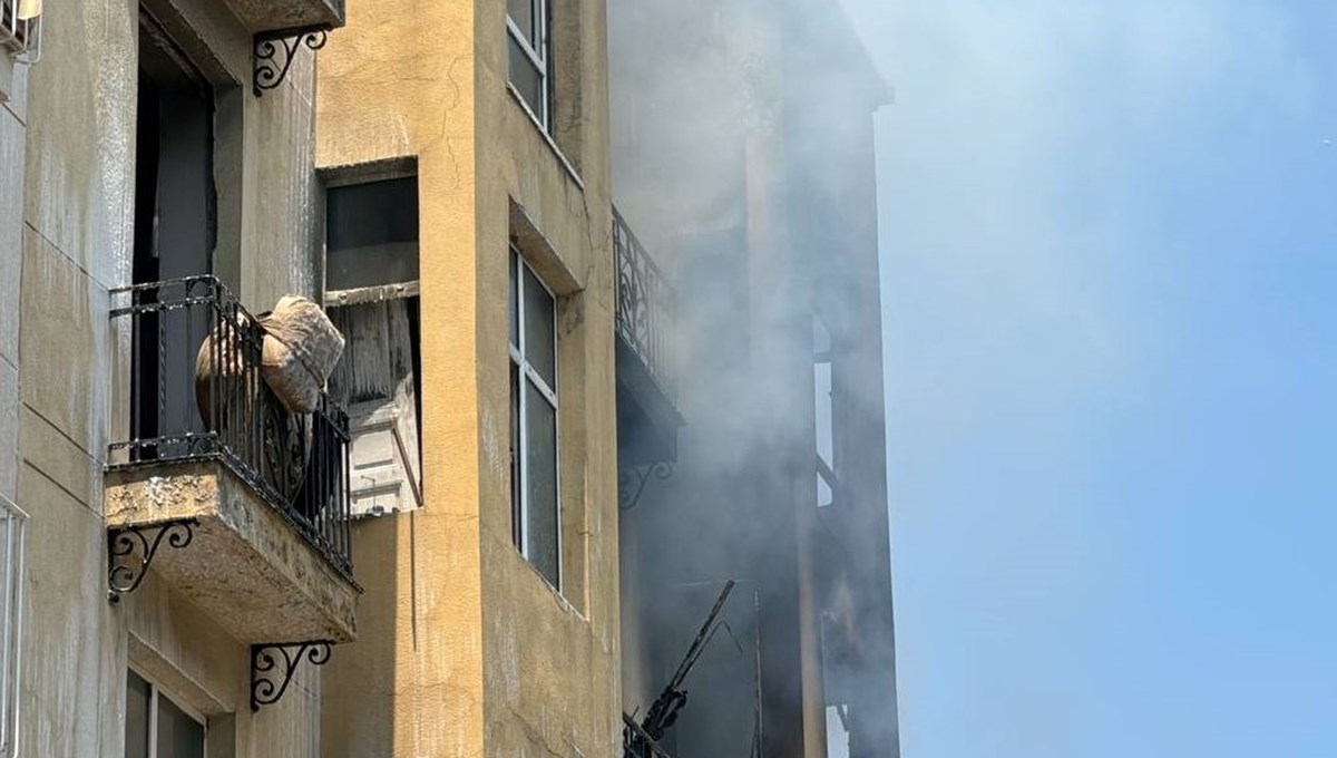 Beyoğlu'nda metruk binada korkutan yangın