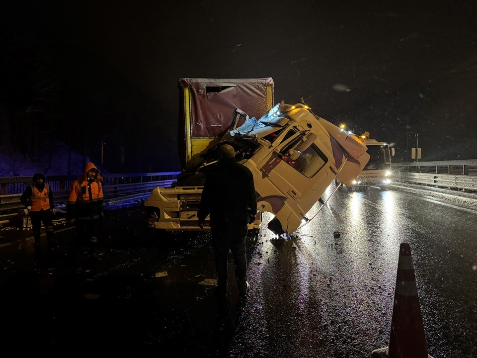 Anadolu Otoyolu'nda 2 TIR çarpıştı: Ankara istikametinde ulaşımda aksama yaşandı - 1