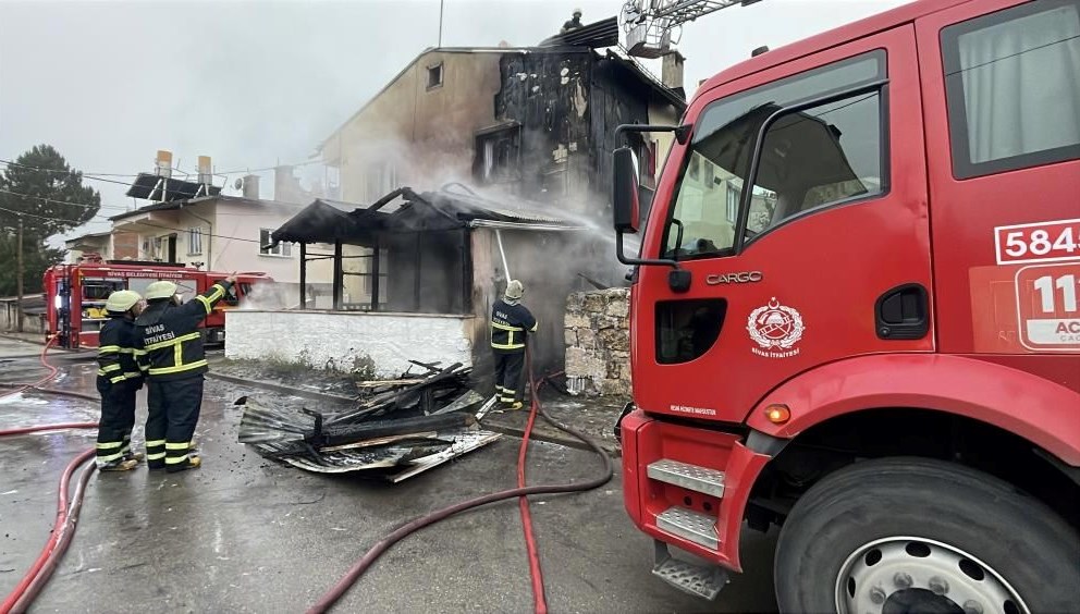 Sivas'ta iki katlı binada yangın