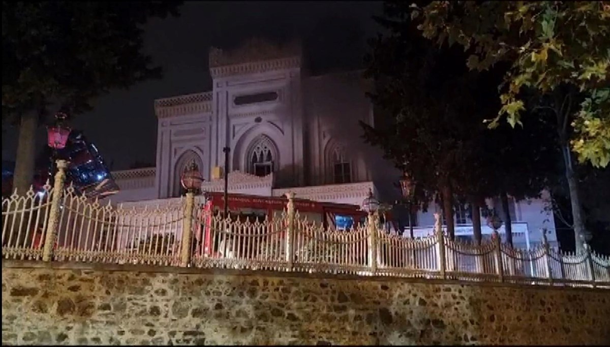 Beşiktaş Yıldız Hamidiye Camii'nde yangın Beşiktaş Yıldız Hamidiye Camii'nde yangın