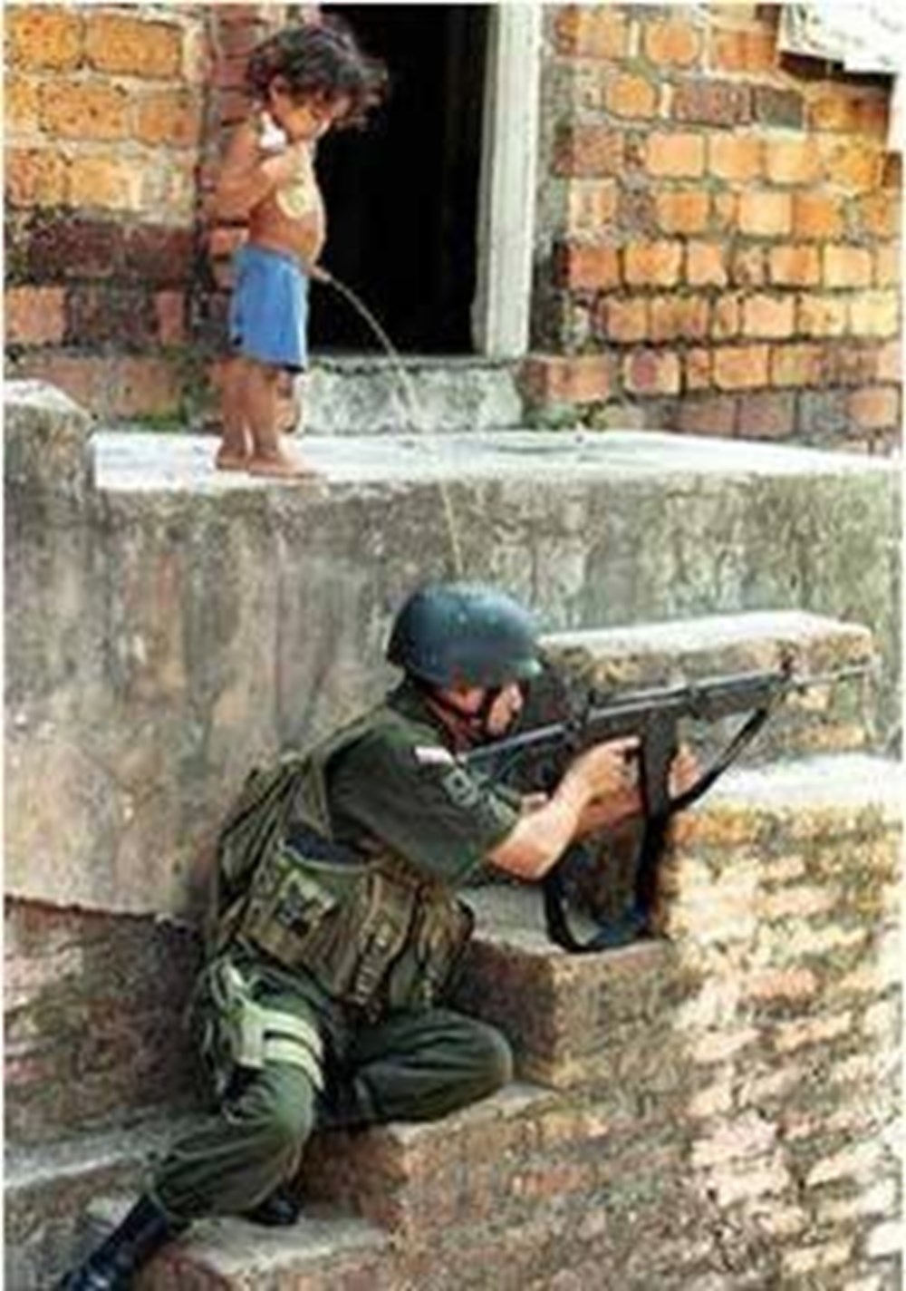 Войну никто не хочет. Смешной солдат. Солдат прикрывающий собой. Солдат прикрывается ребенком.