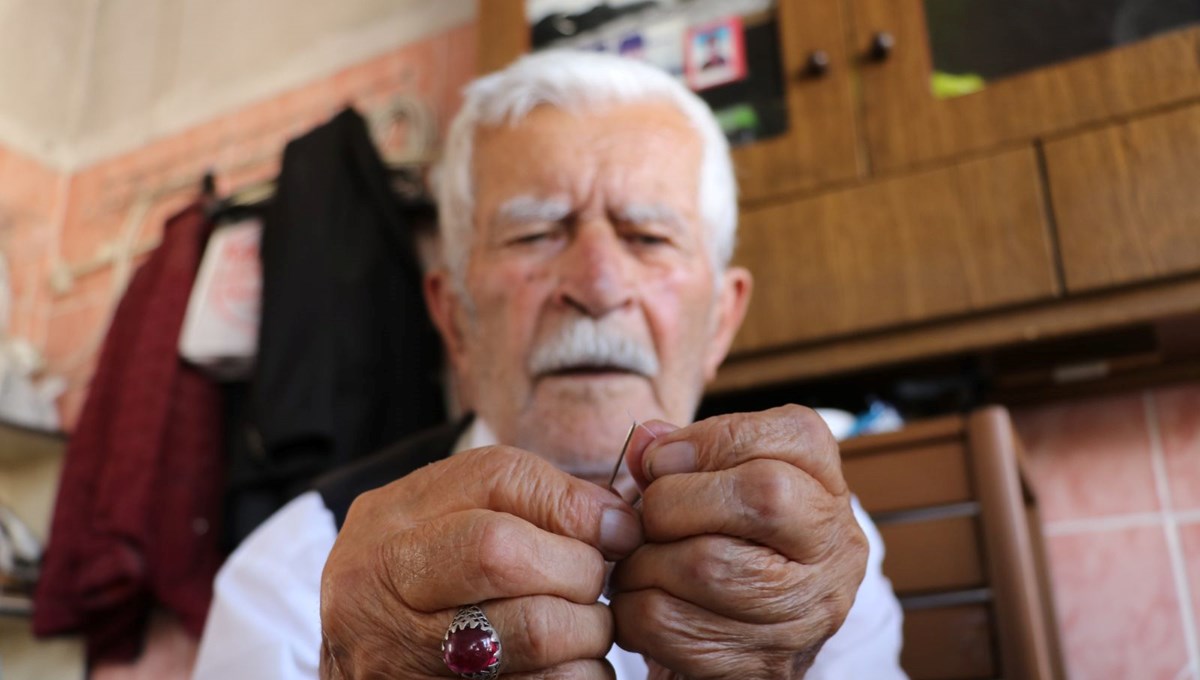 93 yaşındaki Recep amca yıllara meydan okuyor: 80 yıldır mesleğini sürdürüyor