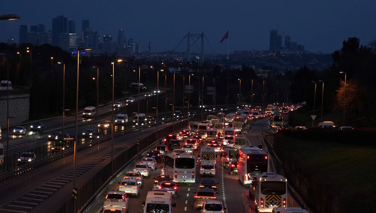 İstanbul'da pazartesi trafiği: Köprülerde yoğunluk var