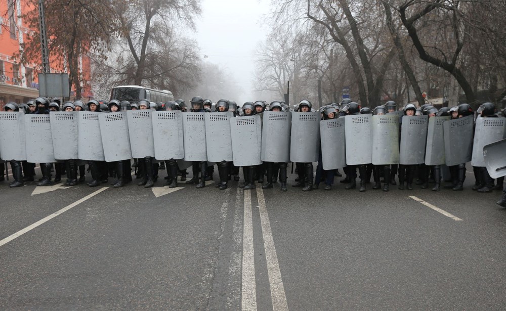 Kazakistan’ın Almatı şehrinde protestocular Valilik binasına girdi, başkentte OHAL ilan edildi - 2