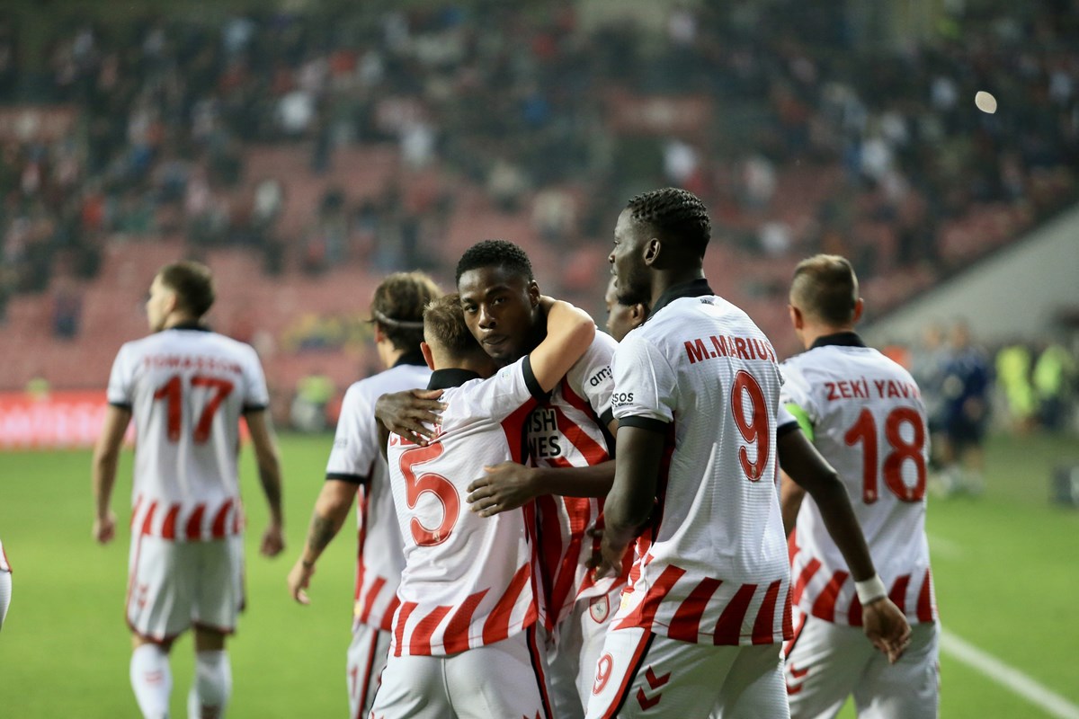 Samsunsporlu futbolcuların gol sevinci