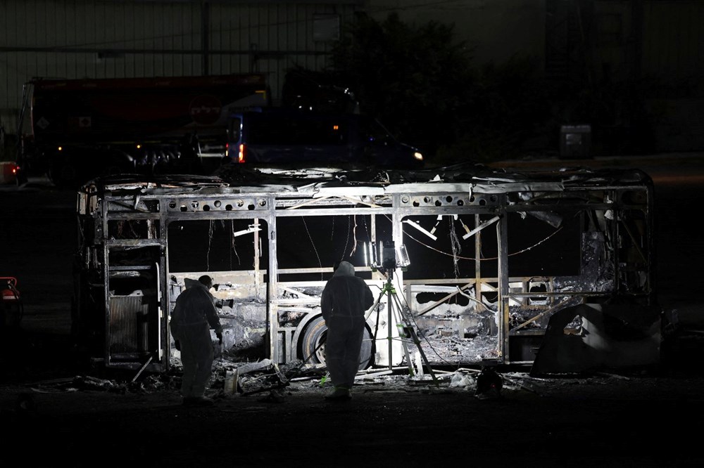 Tel Aviv'de zaman ayarlı saldırı: Otobüsler patladı, hükümet alarma geçti - 1
