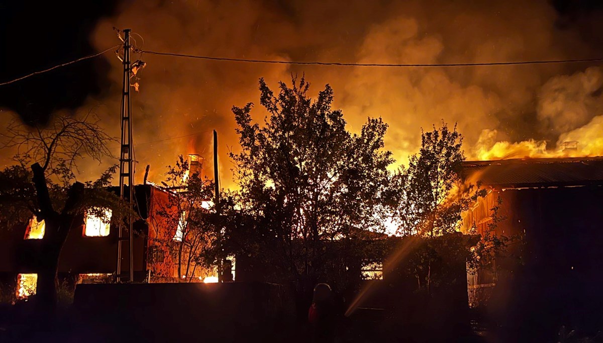 Köyde korkutan yangın: 2 ev, 2 ahır ve traktör kullanılamaz hale geldi