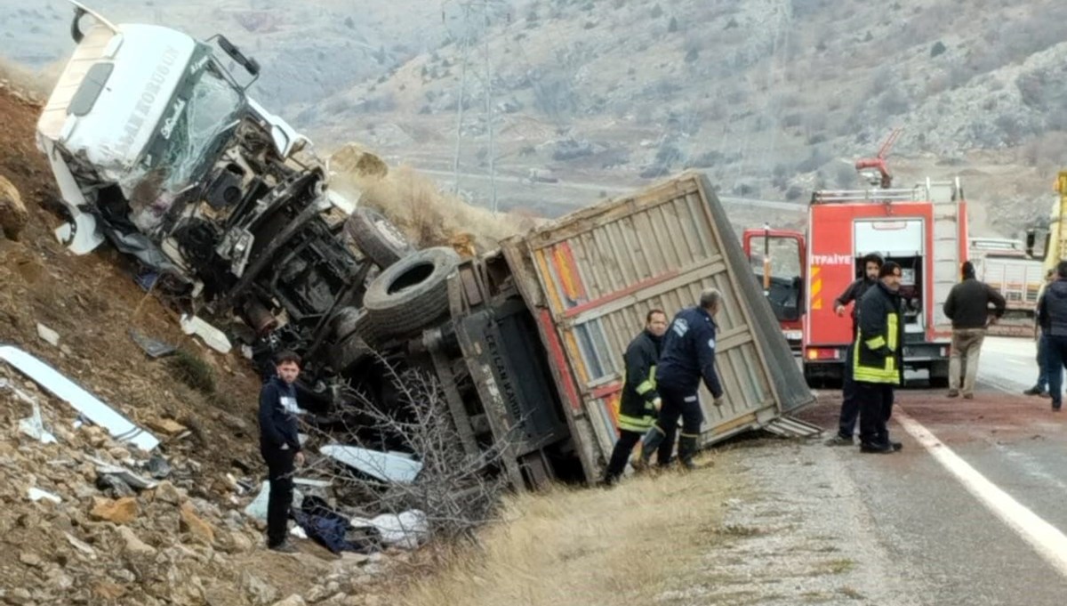 Kayseri Yahyalı'da kamyon şarampole devrildi: 1 yaralı