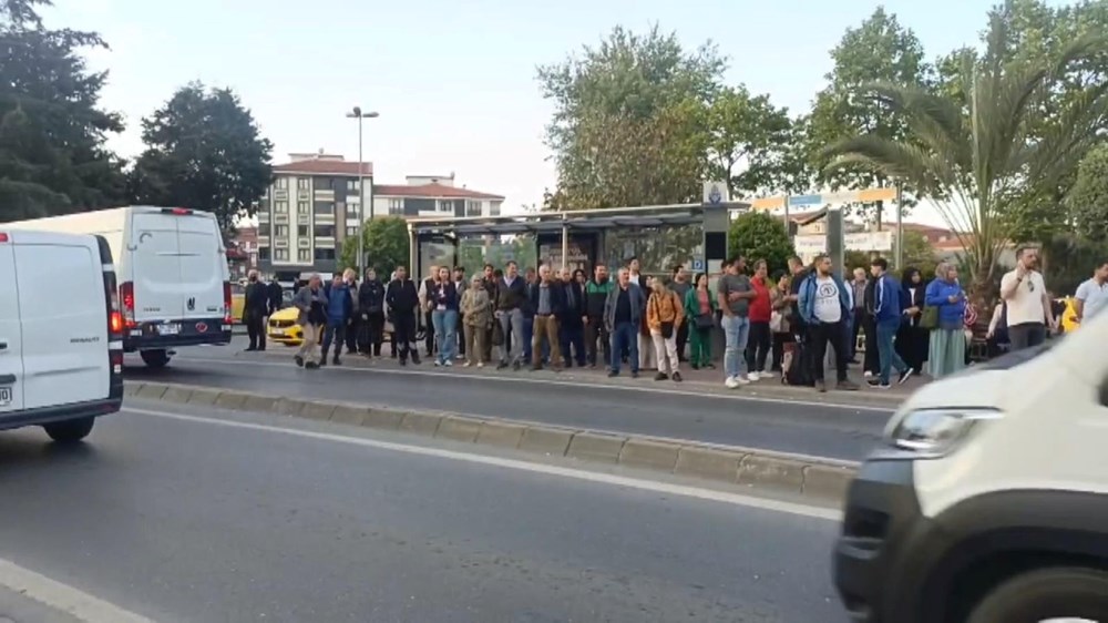 İstanbul'da halk otobüsleri kontak kapattı: Duraklarda yoğunluk oluştu - 3