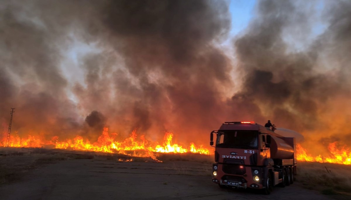 Mardin’de petrol kuyusu çevresinde çıkan ot yangını panik yarattı