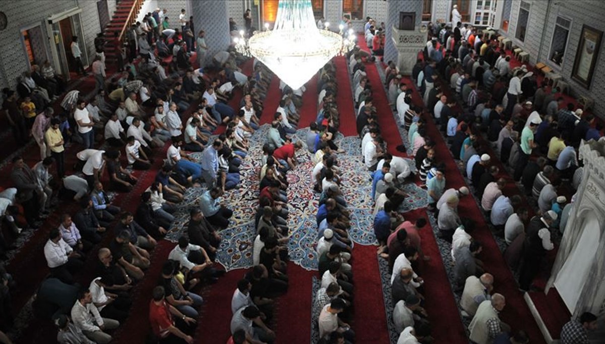 Cami ve mescitlerde farz namazları normal saf düzenine göre kılınabilecek