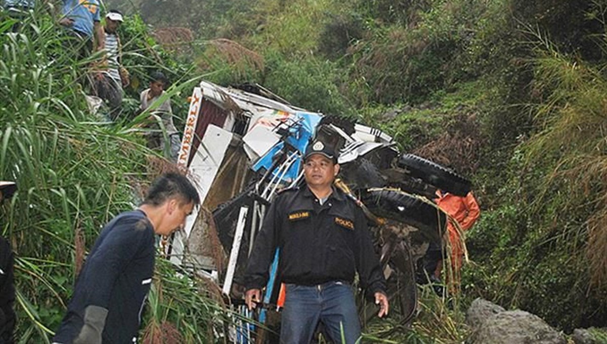 Filipinler'de otobüs uçuruma yuvarlandı: 17 kişi öldü